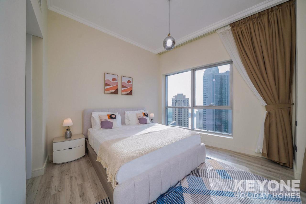 Chic Marina View Living In A Two Bedroom Апартаменти