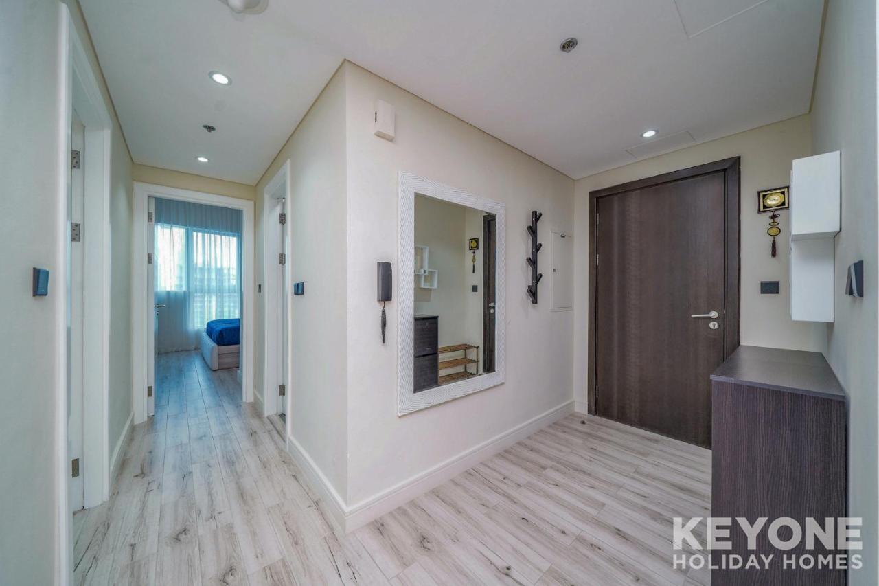 Chic Marina View Living In A Two Bedroom Апартаменти Дубай