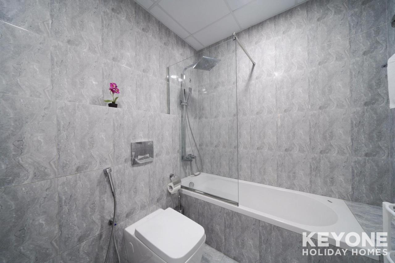 Chic Marina View Living In A Two Bedroom Апартаменти