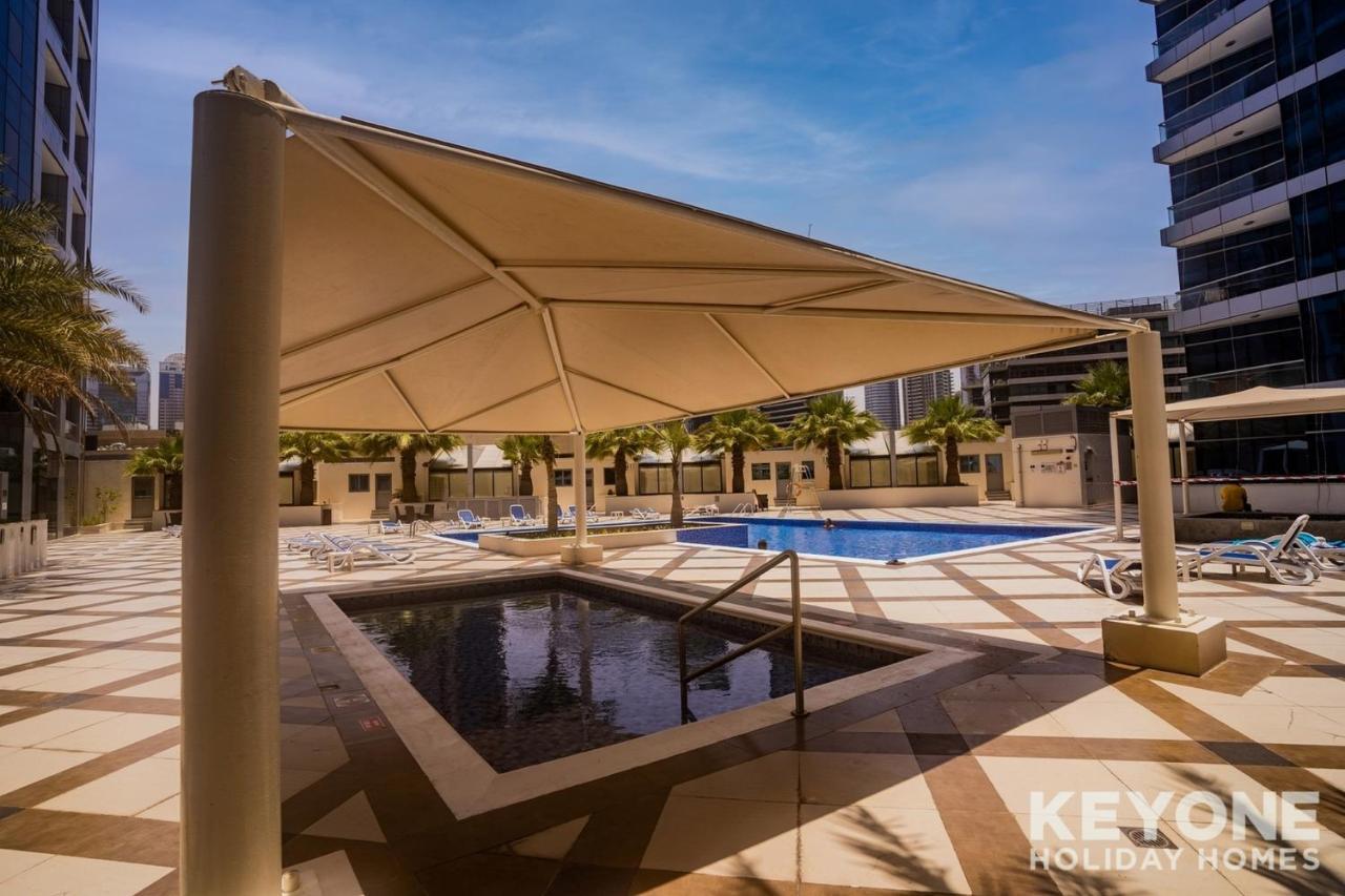 Chic Marina View Living In A Two Bedroom Апартаменти