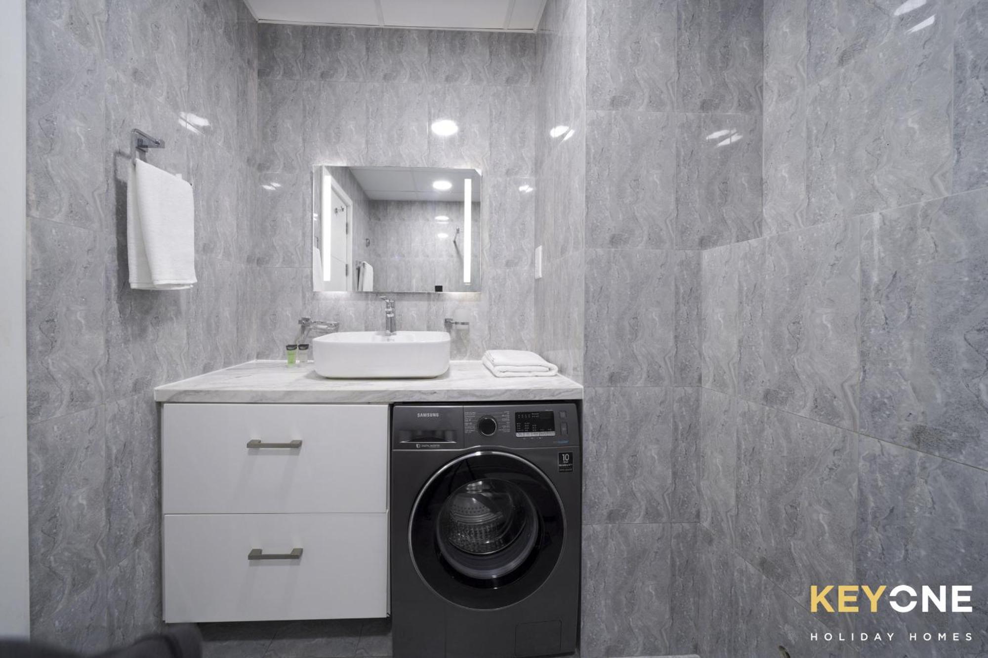 Chic Marina View Living In A Two Bedroom Апартаменты *